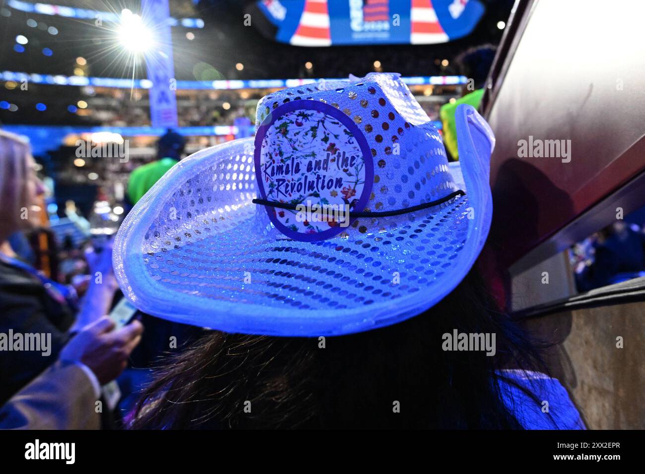 Chicago, États-Unis. 21 août 2024. Un délégué de l'État de Washington porte une casquette 'Kamala et la Révolution' lors de la troisième journée de la Convention nationale démocrate de 2024 au United Center à Chicago, Illinois le mercredi 21 août 2024. Le thème de la troisième journée est "Un combat pour nos libertés". Photo de Matt Marton/UPI crédit : UPI/Alamy Live News Banque D'Images