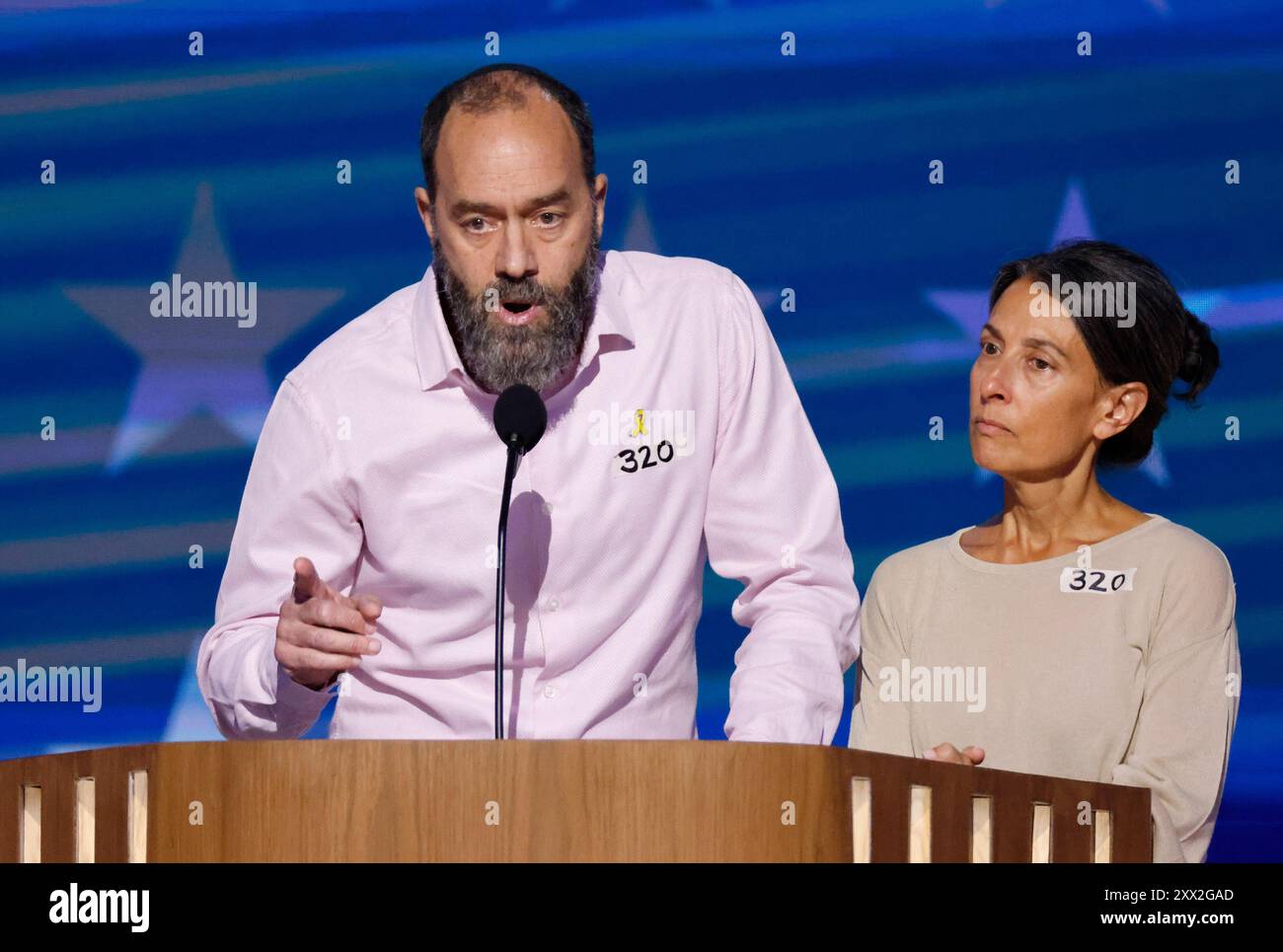 Chicago, États-Unis. 21 août 2024. Jon Polin et Rachel Goldberg, les parents de l'otage israélien Hersh Goldberg-Polin, prennent la parole à la Convention nationale démocrate 2024 au United Center à Chicago, Illinois, le mercredi 21 août 2024. Le thème de la troisième journée est « Un combat pour nos libertés ». Photo de Tannen Maury/UPI crédit : UPI/Alamy Live News Banque D'Images