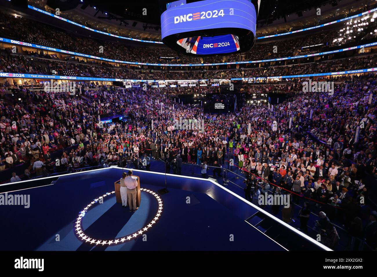 Chicago, États-Unis. 21 août 2024. Jon Polin et Rachel Goldberg, parents de Hersh Goldberg-Polin qui est retenu en otage à Gaza, apparaissent sur scène le jour 3 de la Convention nationale démocrate (DNC) au United Center, à Chicago, Illinois, le mercredi 21 août, 2024. photo de la piscine par Mike Segar/UPI crédit : UPI/Alamy Live News Banque D'Images Chicago, États-Unis. 21 août 2024. Jon Polin et Rachel Goldberg, parents de Hersh Goldberg-Polin qui est retenu en otage à Gaza, apparaissent sur scène le jour 3 de la Convention nationale démocrate (DNC) au United Center, à Chicago, Illinois, le mercredi 21 août, 2024. photo de la piscine par Mike Segar/UPI crédit : UPI/Alamy Live News Banque D'Images