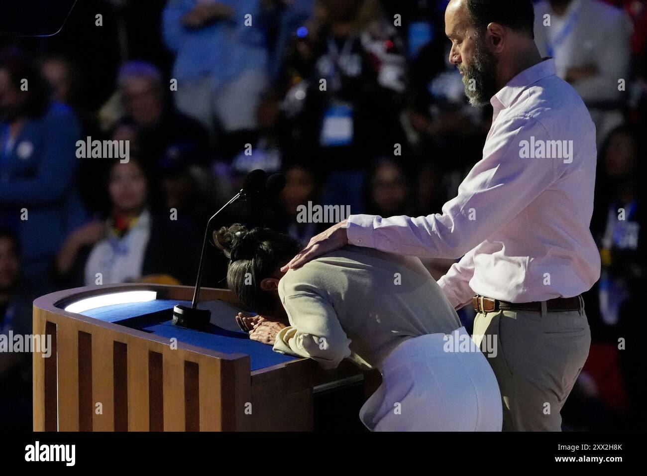 Chicago, États-Unis. 21 août 2024. Rachel Goldberg, mère de l'otage israélien Hersh Goldberg-Polin, tombe en panne alors qu'elle parle avec son mari Jon Polin lors de la troisième journée de la Convention nationale démocrate de 2024 au United Center à Chicago, Illinois, le mercredi 21 août 2024. Le thème de la troisième journée est "Un combat pour nos libertés". Photo de David Banks/UPI crédit : UPI/Alamy Live News Banque D'Images