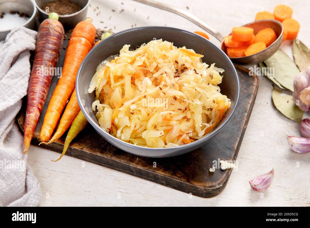 Salade d'hiver sur fond clair en bois. Chou choucroute maison avec carotte. Nourriture savoureuse. Banque D'Images