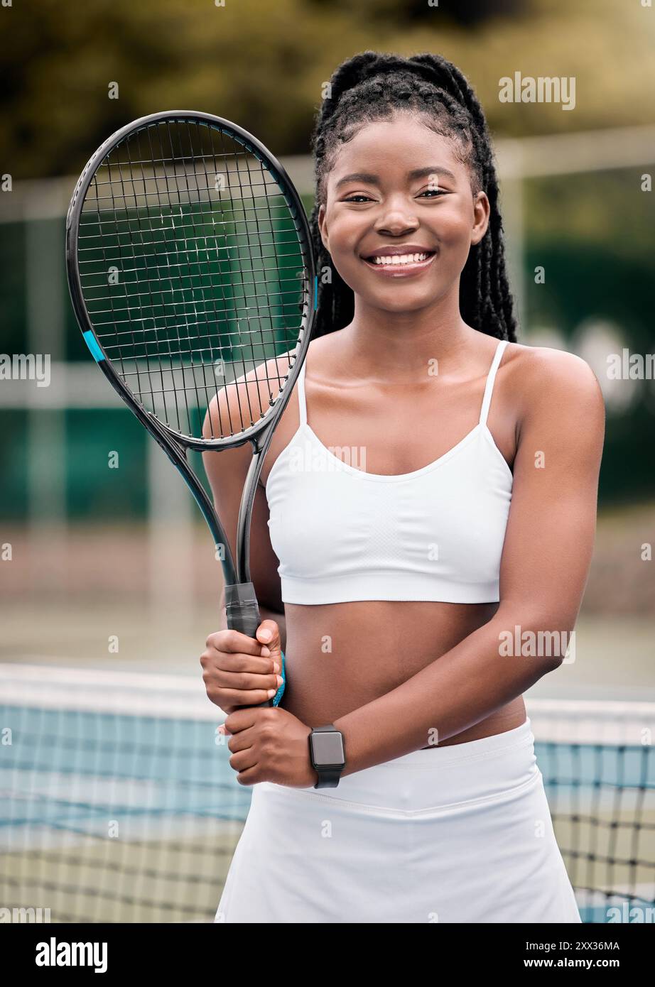 Portrait, joueur de tennis et femme noire avec raquette, en plein air ou confiant de compétences pour la compétition. Jeu, fier et excité pour le match, le fitness et Banque D'Images