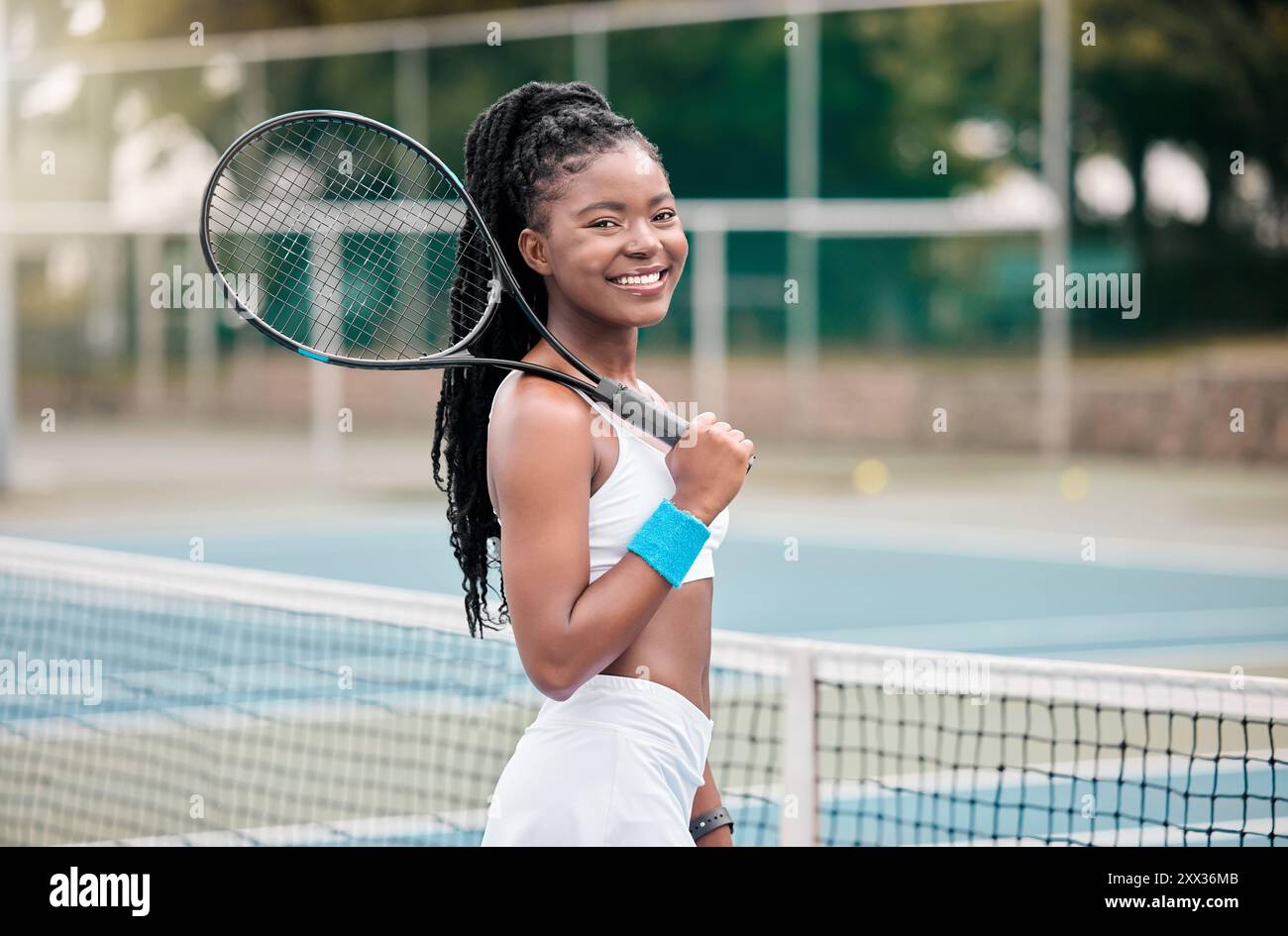 Portrait, joueur de tennis et femme noire avec le sourire, en plein air ou confiant de compétences pour la compétition. Jeu, fier et excité pour le match, le fitness et Banque D'Images