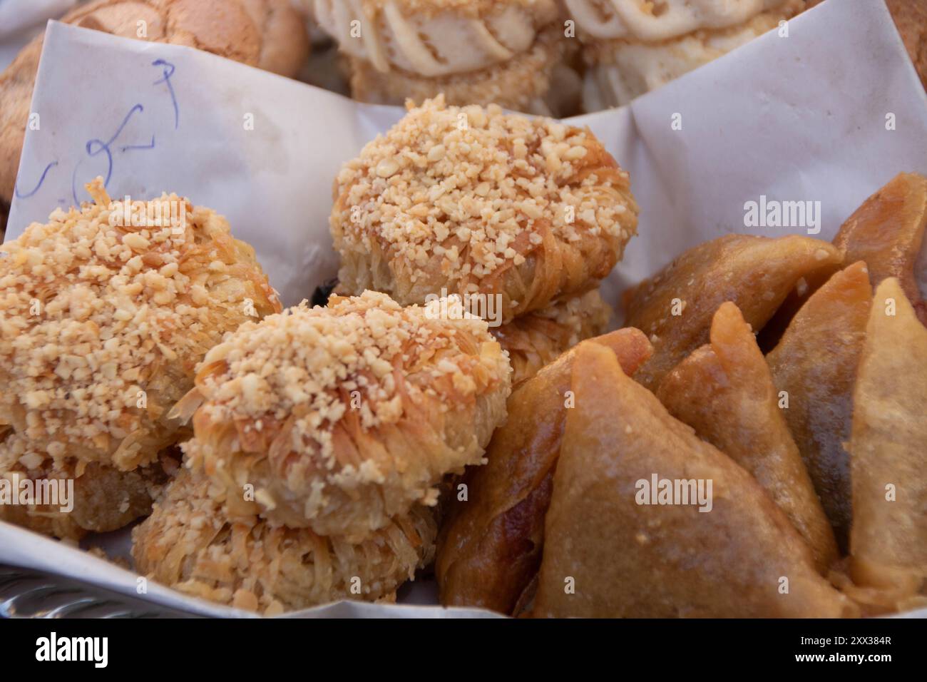 Gâteaux traditionnels marocains dans un restaurant à Rabat, Maroc Banque D'Images