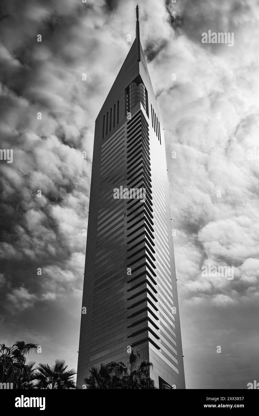Emirates Office Tower Dubaï Émirats arabes Unis. Centre d'affaires moderne. Fragment d'un immeuble de bureaux en verre. Bâtiments futuristes de Dubaï-27 janvier 2024-voyage Banque D'Images