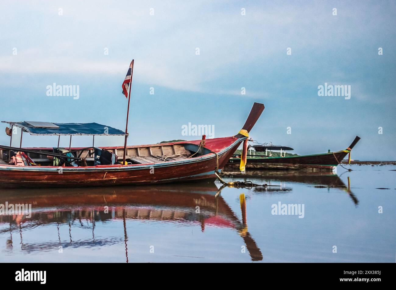 Bateaux à longue queue sur la plage de Phuket, Thaïlande. Bateaux attachés au rivage pendant la marée basse. Bots à longue queue utilisés par le pêcheur pour la pêche et à tra Banque D'Images