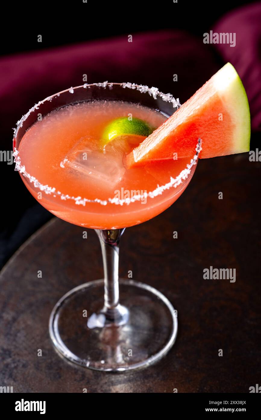 Cocktail de pastèque fraîche ou mocktail sur fond sombre Banque D'Images