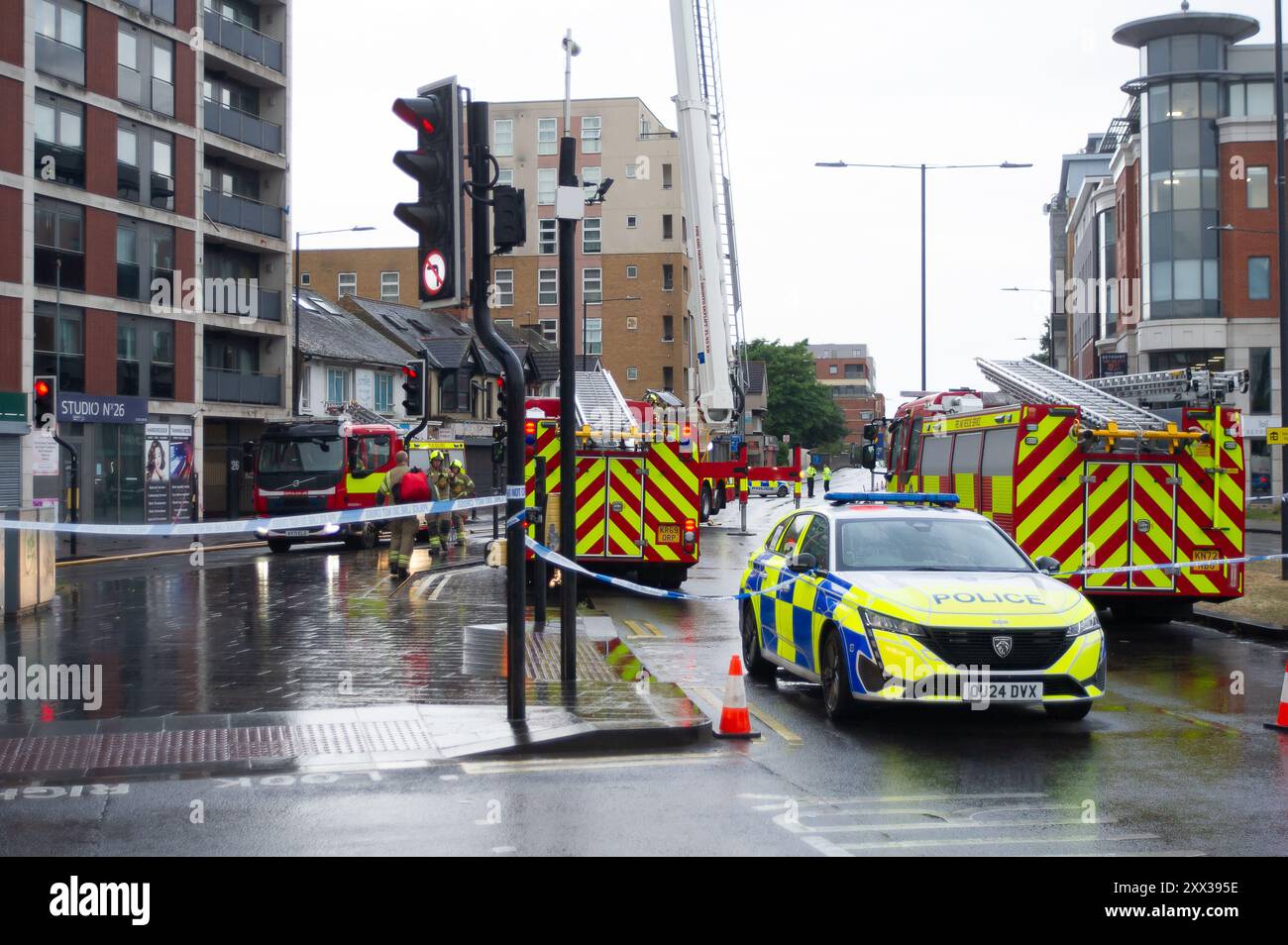 Slough, Royaume-Uni. 22 août 2024. Les pompiers du Royal Berkshire Fire and Rescue Service ont assisté à un incendie majeur vers minuit le jeudi 22 août au Mosaic Apartments, 26 High Street, Slough, Berkshire. Les restes carbonisés d'un appartement au dernier étage étaient clairement visibles. Les appartements ont été évacués et aucune victime n'a été signalée. Le feu a été maîtrisé vers 4h du matin, cependant, les pompiers et la police restent sur les lieux ce matin. Une partie de l'A4 Bath Road est fermée à la circulation ce matin tandis que les pompiers restent sur les lieux. Résidents qui nous Banque D'Images