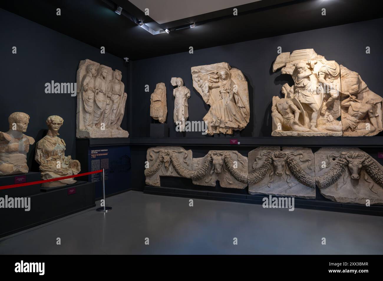 Selcuk, Izmir, Turquie - 5 juillet 2024 : le Musée archéologique d'Éphèse à Selcuk, Izmir, où le modèle du Temple d'Artémis est exposé Banque D'Images