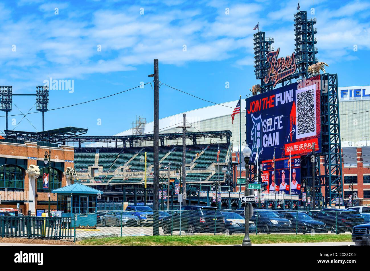 Detroit, États-Unis - 12 août 2024 : voitures dans un parking près du Comerica Park - le domicile de l'équipe MLB des Detroit Tigers Banque D'Images