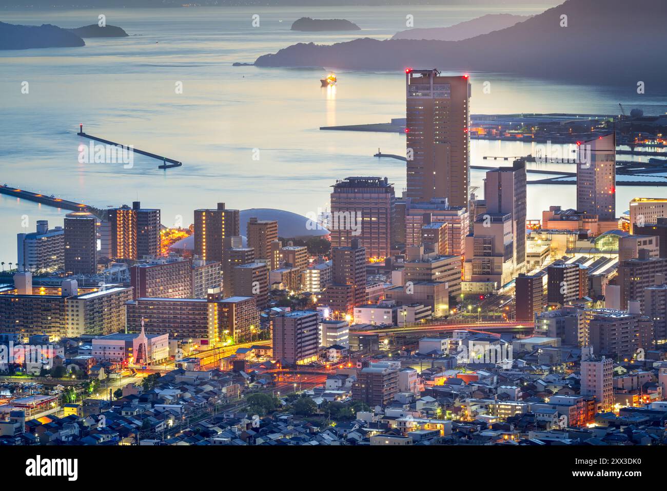 Takamatsu, au Japon, ville du centre-ville gratte-ciel à l'aube d'en haut. Banque D'Images