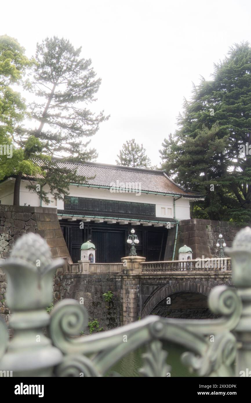 Bâtiments qui ci-dessous au Palais Impérial à Tokyo Japon Banque D'Images