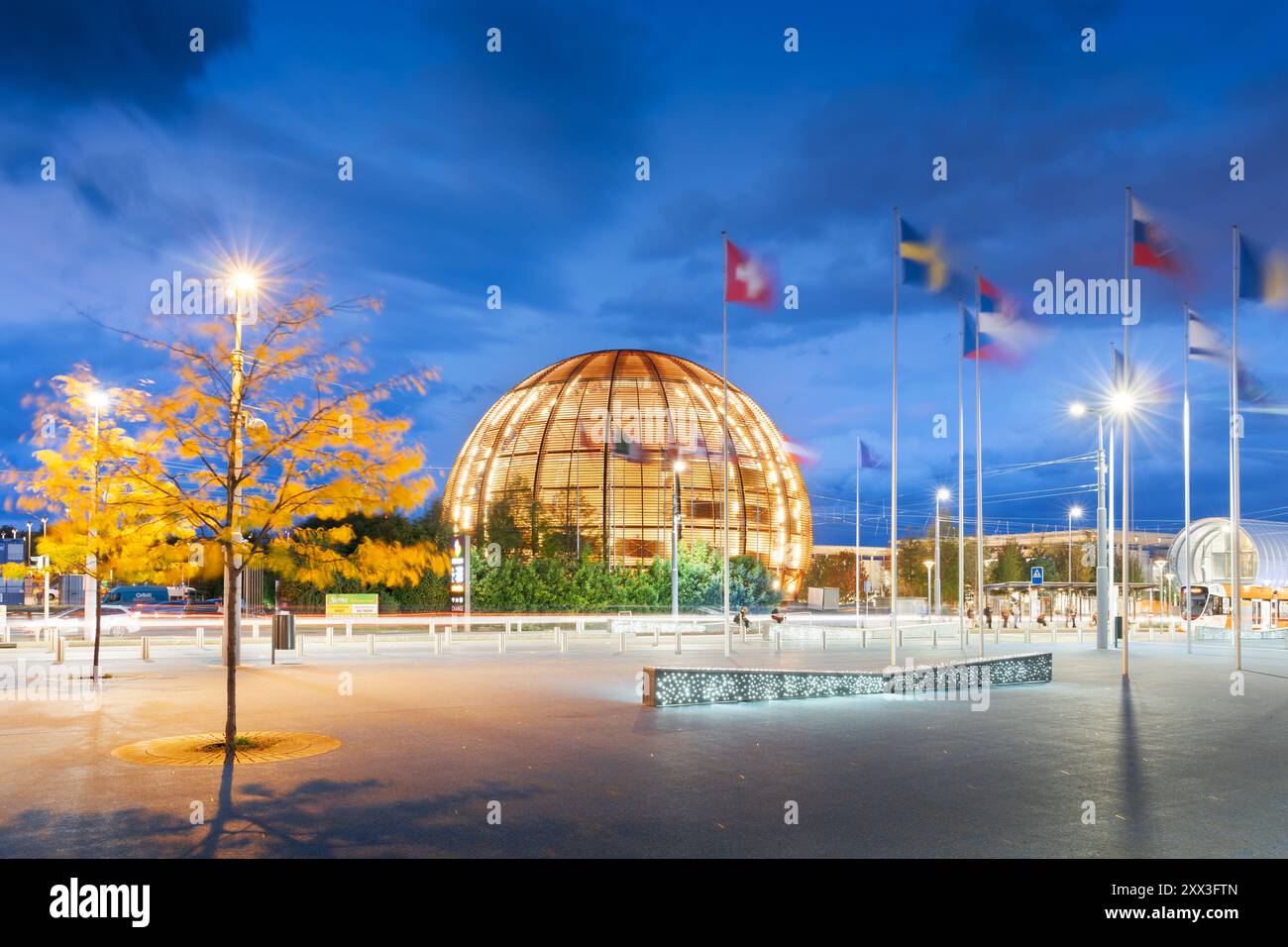 GENÈVE, SUISSE - 3 OCTOBRE 2023 : Centre des visiteurs du CERN à l'heure bleue. Le centre de recherche exploite le plus grand laboratoire de physique des particules du W Banque D'Images