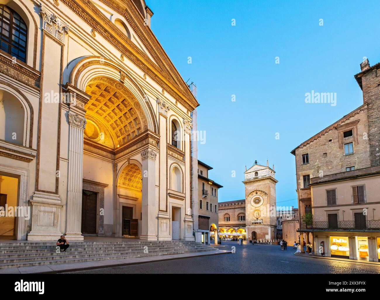 Vue nocturne de la Basilique de Sant'Andrea et Torre Dell'Orologio, Mantoue, Mantoue, Italie Banque D'Images