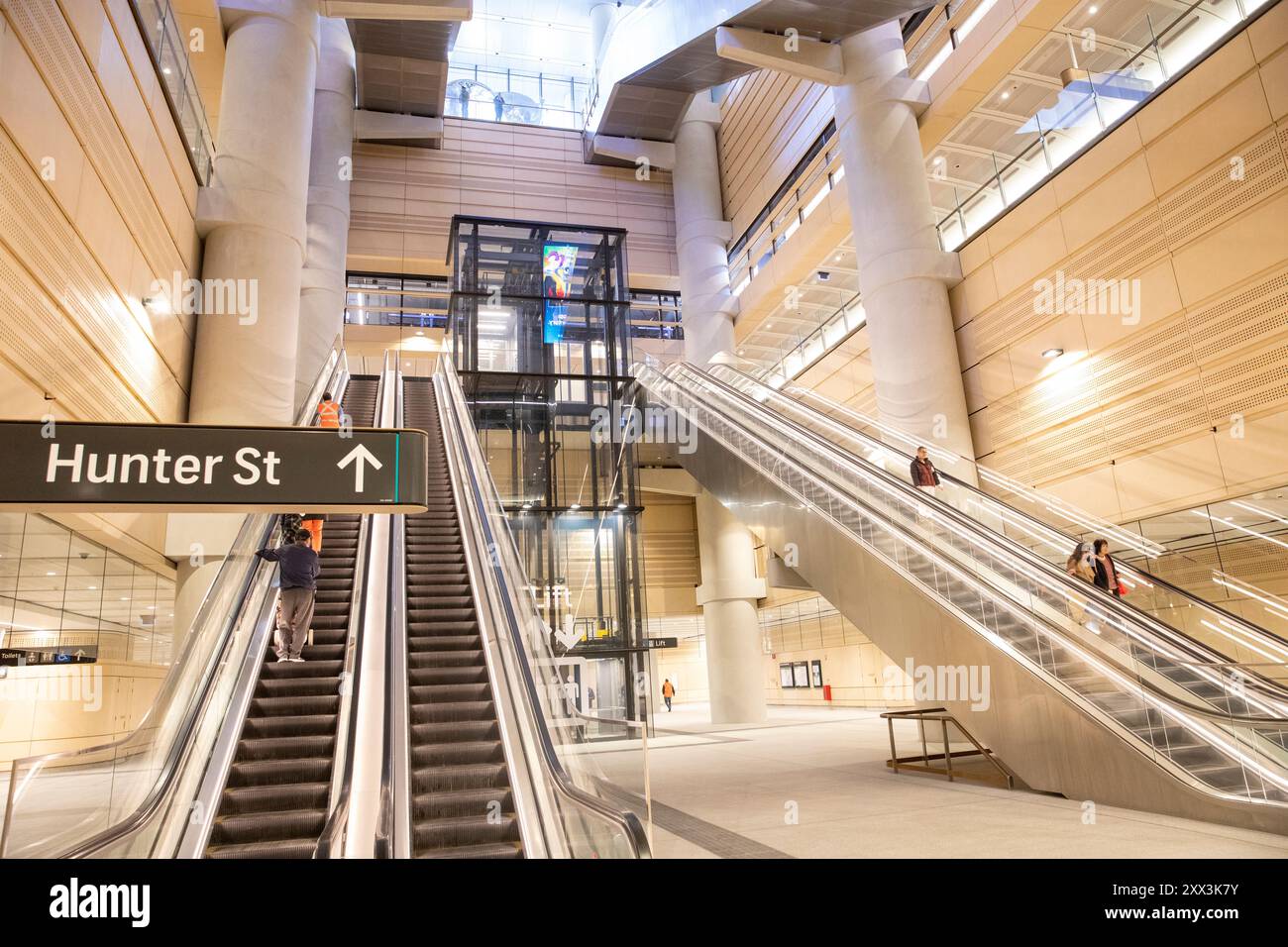 Sydney Metro est le plus grand projet de transport public d'Australie, Sydney Metro City a ouvert ses portes aux passagers le 19 août 2024. Des trains de transit sans conducteur circulent entre Chatswood au nord et Sydenham au sud à travers le centre-ville de Sydney avec des arrêts à Gadigal, Barangaroo, Crows Nest et Martin place. Station Martin place en photo dans le centre-ville de Sydney. Jeudi 22 août 2024. Créditez Martin Berry @alamy Live news. Banque D'Images