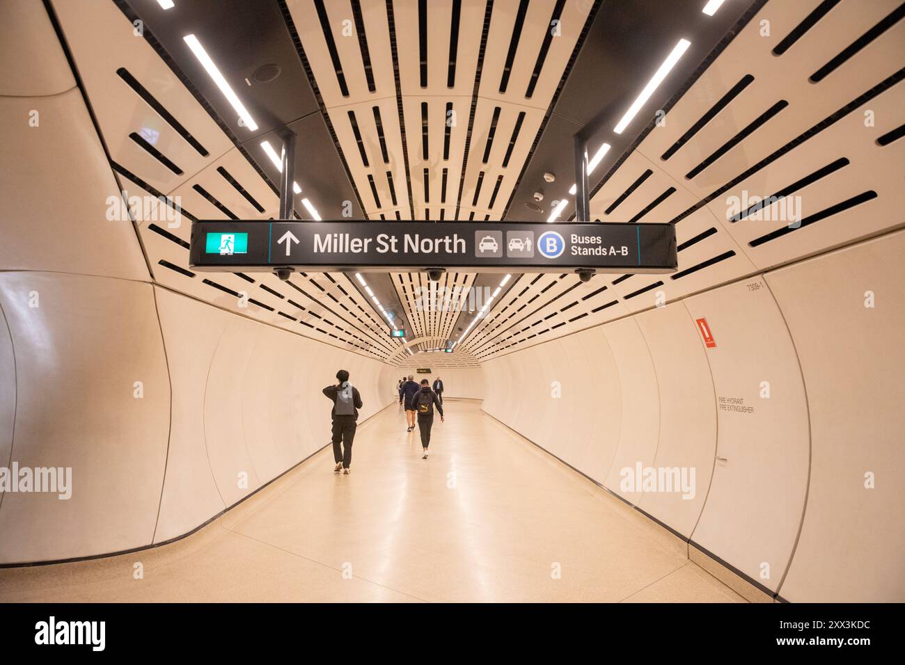 Sydney Metro est le plus grand projet de transport public d'Australie, Sydney Metro City a ouvert ses portes aux passagers le 19 août 2024. Des trains de transit sans conducteur circulent entre Chatswood au nord et Sydenham au sud à travers le centre-ville de Sydney avec des arrêts à Gadigal, Barangaroo, Crows Nest et Martin place. Plates-formes et hall de la gare Victoria Cross sur la photo. Jeudi 22 août 2024. Créditez Martin Berry @alamy Live news. Banque D'Images