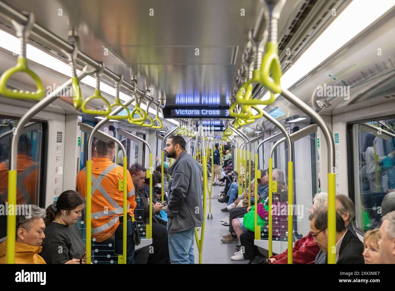 Sydney Metro est le plus grand projet de transport public d'Australie, Sydney Metro City a ouvert ses portes aux passagers le 19 août 2024. Des trains de transit sans conducteur circulent entre Chatswood au nord et Sydenham au sud à travers le centre-ville de Sydney avec des arrêts à Gadigal, Barangaroo, Crows Nest et Martin place. Les passagers sur la photo approchent de la gare Victoria Cross. Jeudi 22 août 2024. Créditez Martin Berry @alamy Live news. Banque D'Images