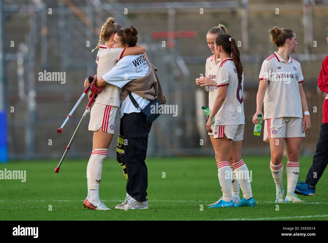 Blessé Lena Oberdorf, FCB femmes 8 Giulia GWINN, FCB femmes Nr. 7 HUG dans le match de football féminin FC BAYERN Muenchen - JUVENTUS TURIN 0-0 le 20 août 2024 à Munich, Allemagne. Saison 2024/2025, 1.Bundesliga, FCB, Muenchen, Google Pixel, Frauen Bundesliga Journée x, x. Spieltag photographe : ddp images / STAR-images Banque D'Images