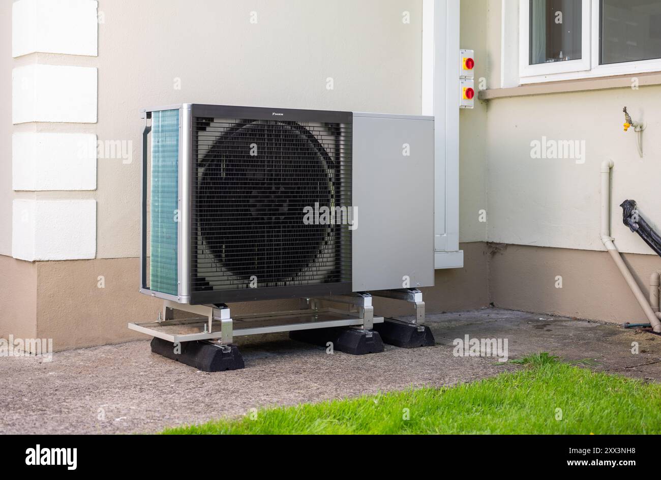 Une pompe à chaleur installée dans le jardin d'une maison en Irlande. Banque D'Images