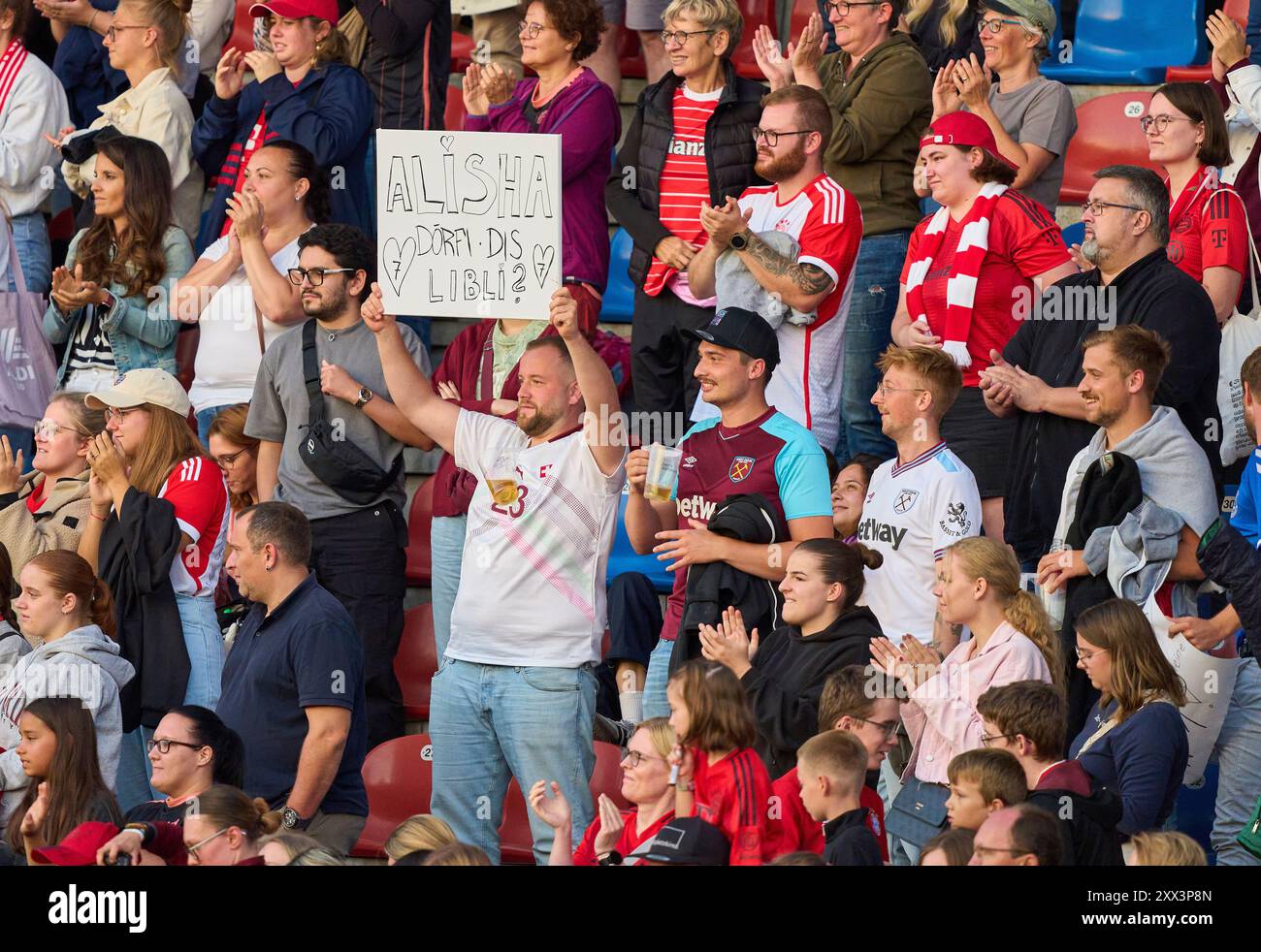 Fans de Alisha Debora Lehmann, juve femmes 7 dans le match de football féminin FC BAYERN München - JUVENTUS TURIN 0-0 le 20 août 2024 à Munich, Allemagne. Saison 2024/2025, 1.Bundesliga, FCB, Muenchen, Google Pixel, Frauen Bundesliga Journée x, x. Photographe Spieltag : Peter Schatz Banque D'Images