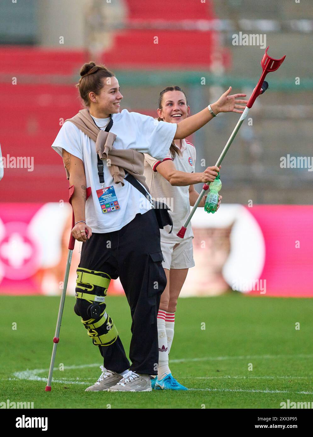 Blessé Lena Oberdorf, FCB femmes 8 Tuva Hansen, FCB femmes 6 dans le match de football féminin FC BAYERN München - JUVENTUS TURIN 0-0 le 20 août 2024 à Munich, Allemagne. Saison 2024/2025, 1.Bundesliga, FCB, Muenchen, Google Pixel, Frauen Bundesliga Journée x, x. Photographe Spieltag : Peter Schatz Banque D'Images