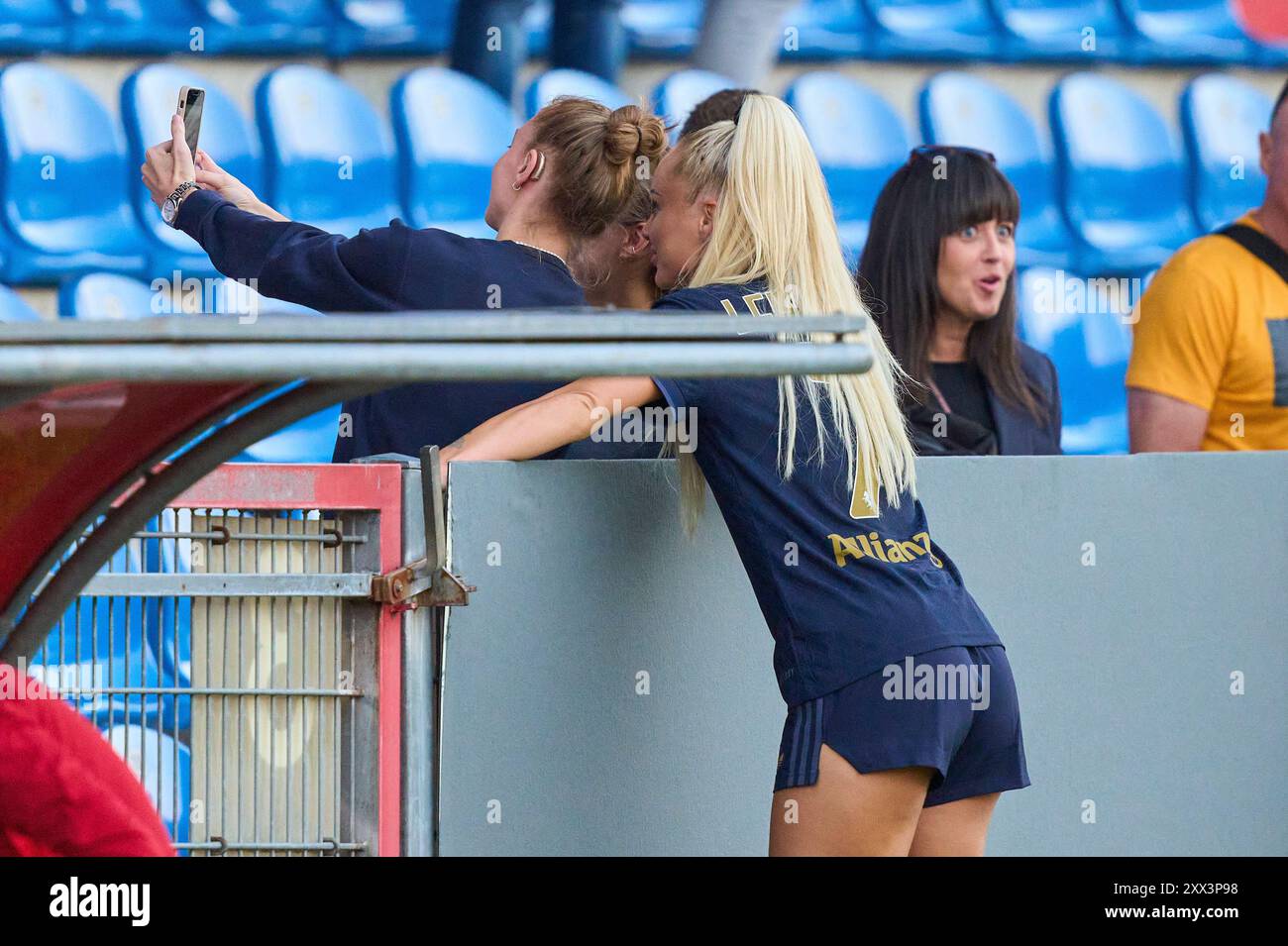 Alisha Debora Lehmann, juve femmes 7 avec fans après le match de football féminin FC BAYERN München - JUVENTUS TURIN 0-0 le 20 août 2024 à Munich, Allemagne. Saison 2024/2025, 1.Bundesliga, FCB, Muenchen, Google Pixel, Frauen Bundesliga Journée x, x. Photographe Spieltag : Peter Schatz Banque D'Images