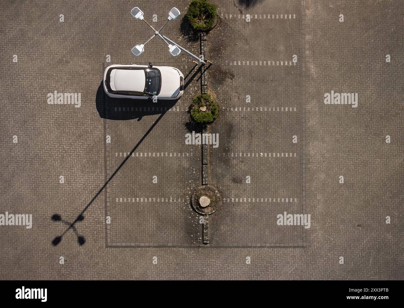 Ein Innenstadt-Parkplatz aus der Vogelperspektive Ein PKW parkt alleine auf einem Parkplatz. Sicht aus der Vogelperspektive, Duesseldorf Nordrhein Westfalen Allemagne *** vue panoramique d'un parking du centre-ville Une voiture garée seule dans un parking vue panoramique panoramique panoramique, Duesseldorf Nordrhein Westfalen Allemagne Banque D'Images