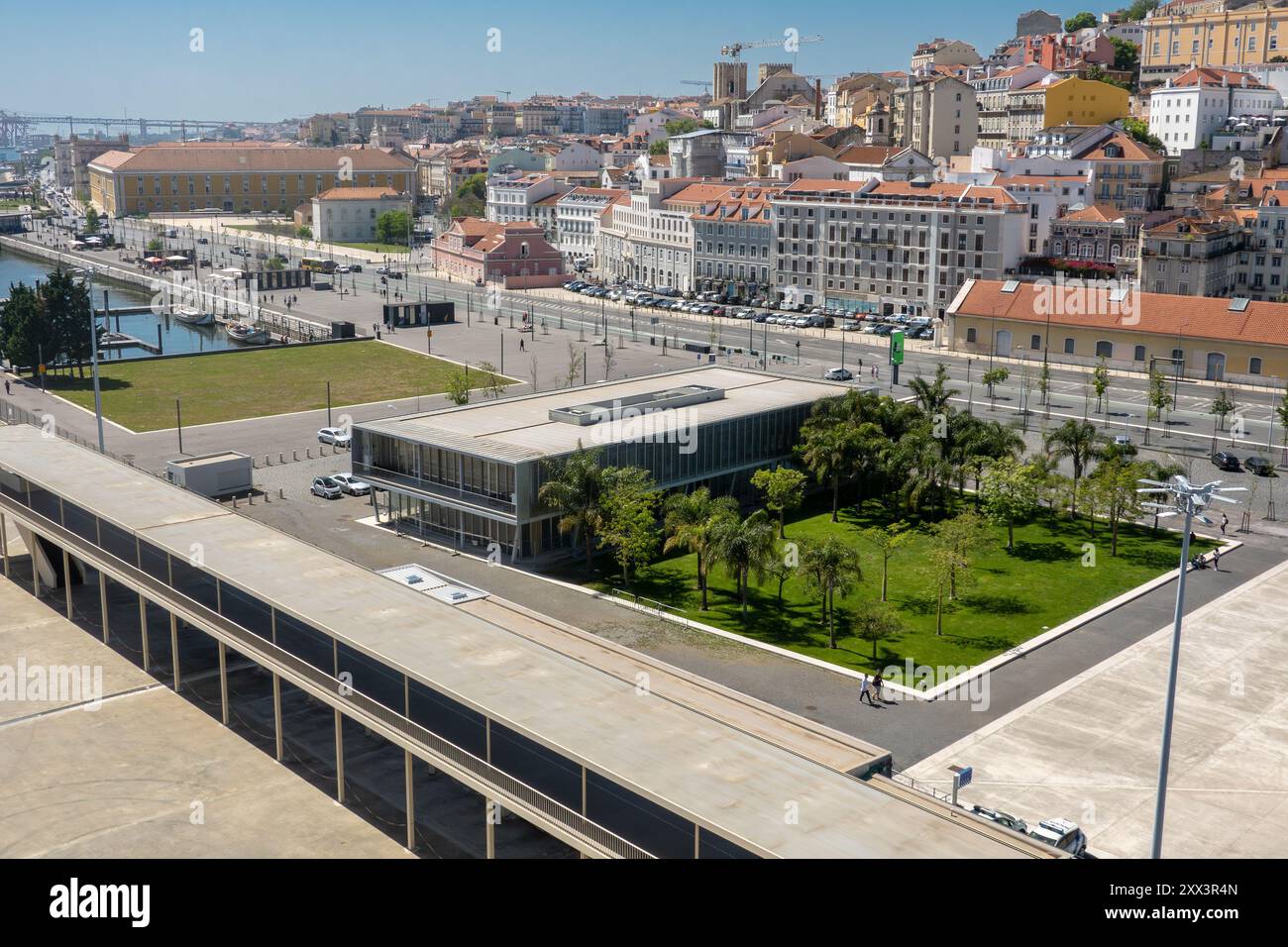 Le bâtiment du port de croisière de GS Lines et la ville de Lisbonne Portugal, le port de croisière de Lisbonne est sur le fleuve Tage Lisbonne Portugal, le 16 avril 2024 Banque D'Images