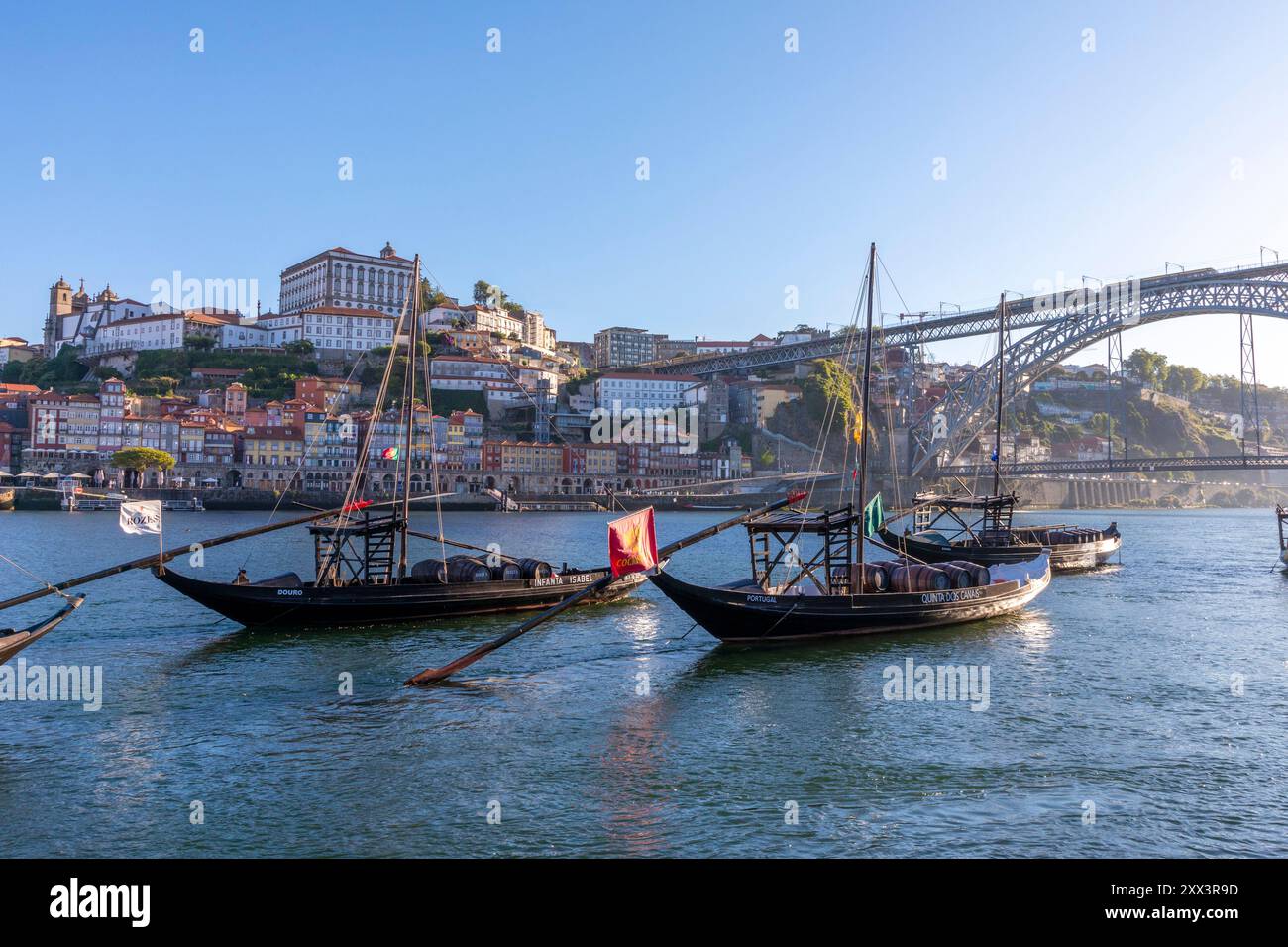 Bateaux Rabelo sur le fleuve Douro avec le pont Dom Luis l, Porto, Portugal, Europe du Sud Banque D'Images
