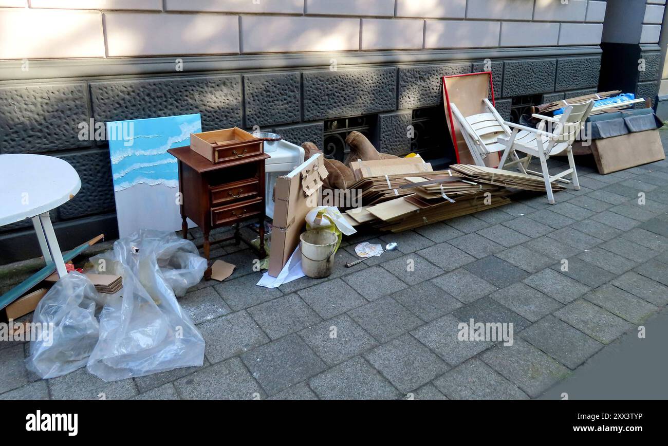 ...Einn bizarres Konglomerat... était Leute donc dans ihrem Hausrat haben... Hausrat Sperrgut Moebel Ausmistung Abfuhr Schredder *** un conglomérat bizarre de ce que les gens ont dans leurs biens ménagers volumineux meubles déchiqueteuse de déchets de meubles Banque D'Images