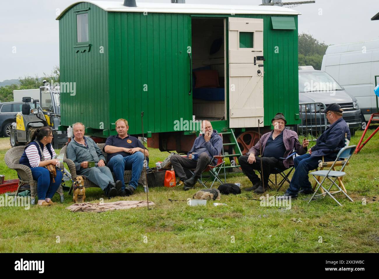 Groupe d'amateurs de machines à vapeur discutant devant une cabane de bergers - John Gollop Banque D'Images