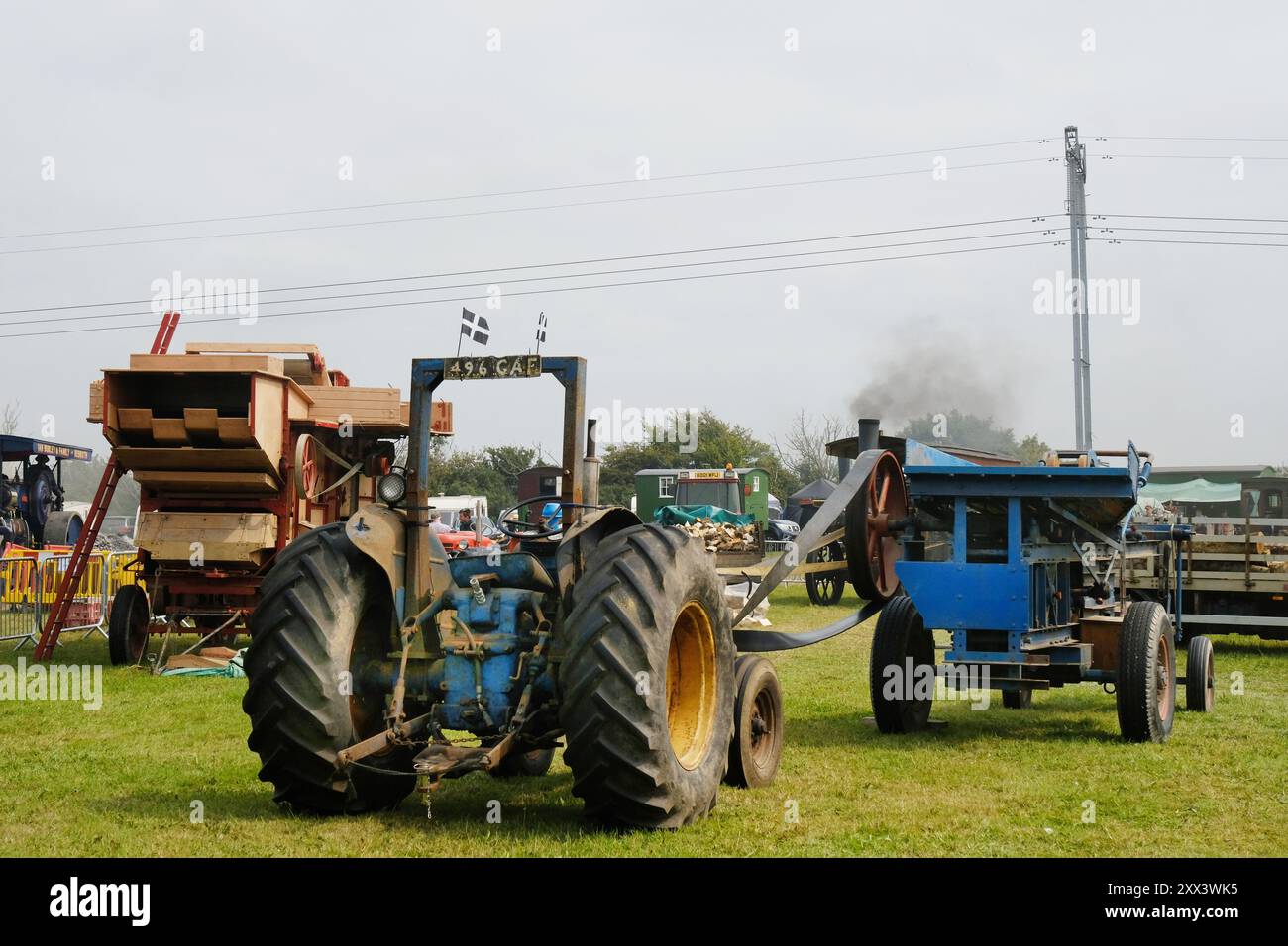Courroie de tracteur vintage entraînant des machines agricoles - John Gollop Banque D'Images