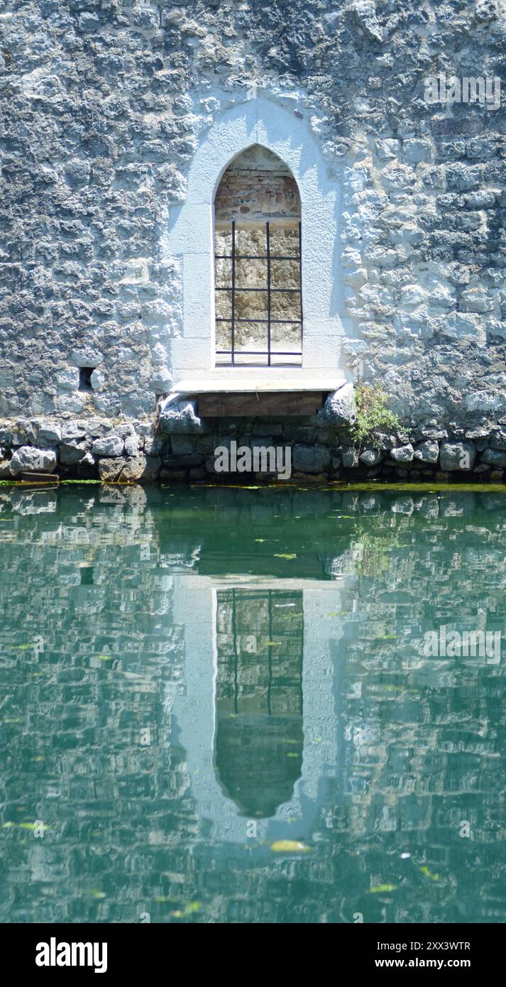 Fenêtre château reflet dans la ville Kotor en République du Monténégro Banque D'Images