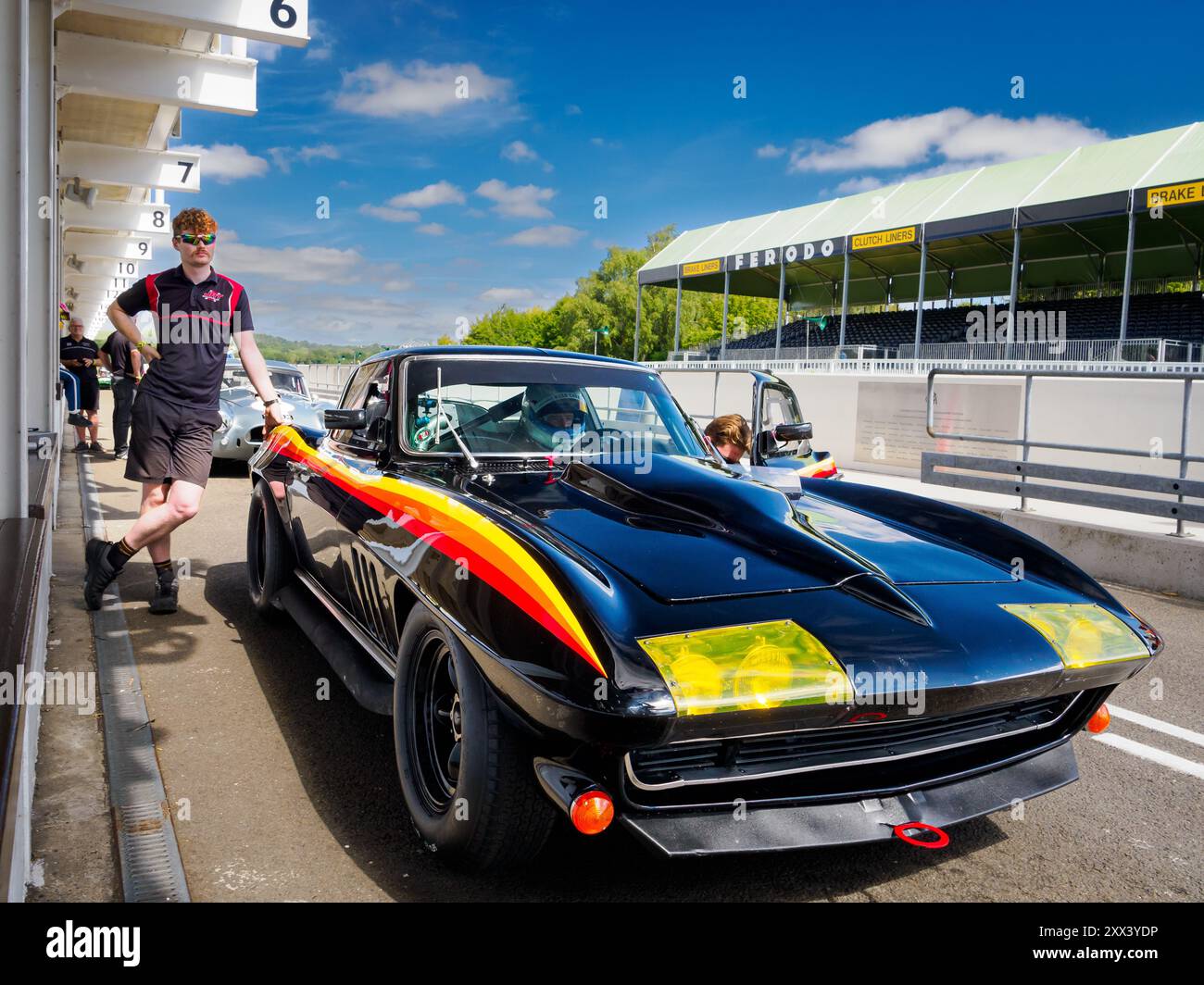 Une voiture de course colorée Corvette Stingray dans la voie de pitching lors d'une journée d'essai Goodwood Revival 2024 Banque D'Images