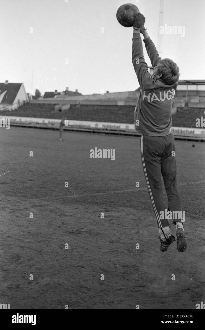 Réel 39-6-1971 : 11 rouges d'Arne P. Hederskronte Fredrikstad Football Club peut gagner à la fois le championnat de la ligue et le trophée du roi de la coupe cette année, et que, après l'équipe a été condamné au nord et en bas avant le début de la saison. Arne Pedersen représente beaucoup en tant que sauveteur. Photo : Sverre A. Børretzen / Aktuell / NTB ***PHOTO NON TRAITÉE*** le texte de cette image est traduit automatiquement Banque D'Images