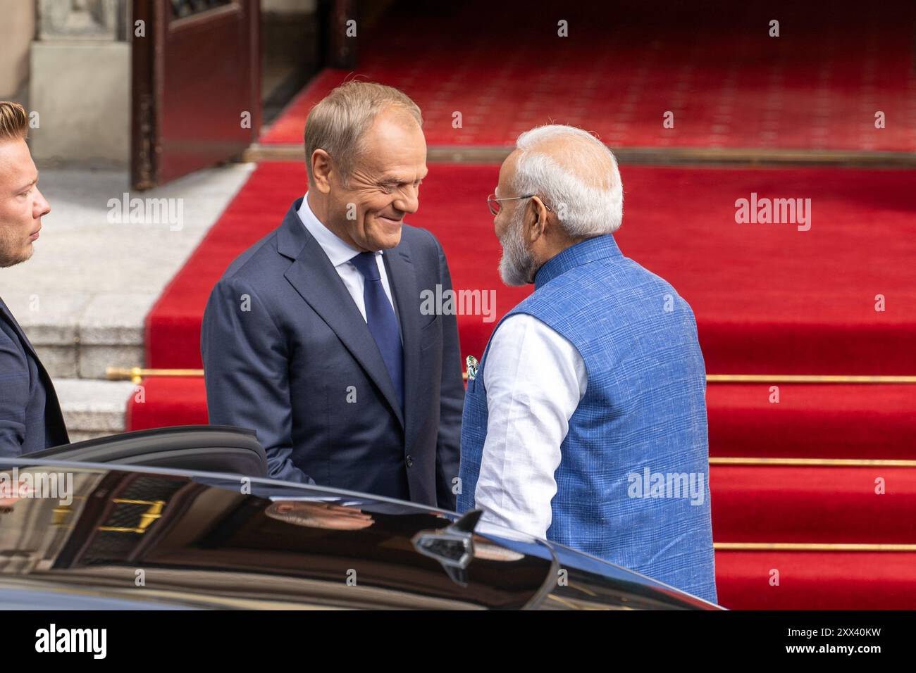 Varsovie, Pologne - 22 août 2024, le premier ministre polonais Donald Tusk accueille le premier ministre indien Narendra Modi pour des entretiens bilatéraux à la chancellerie polonaise de la rue Ujazdowska à Varsovie. Le 21 août 2024, à Varsovie, le premier ministre polonais Donald Tusk a officiellement accueilli le premier ministre indien Narendra Modi à la Chancellerie du premier ministre (KPRM). La cérémonie de salutation souligne un moment important dans le renforcement des liens diplomatiques entre la Pologne et l’Inde, en mettant l’accent sur une coopération accrue dans les domaines du commerce, de la technologie et de la stabilité régionale. Crédit : SOPA images Limited/Alamy Live News Banque D'Images