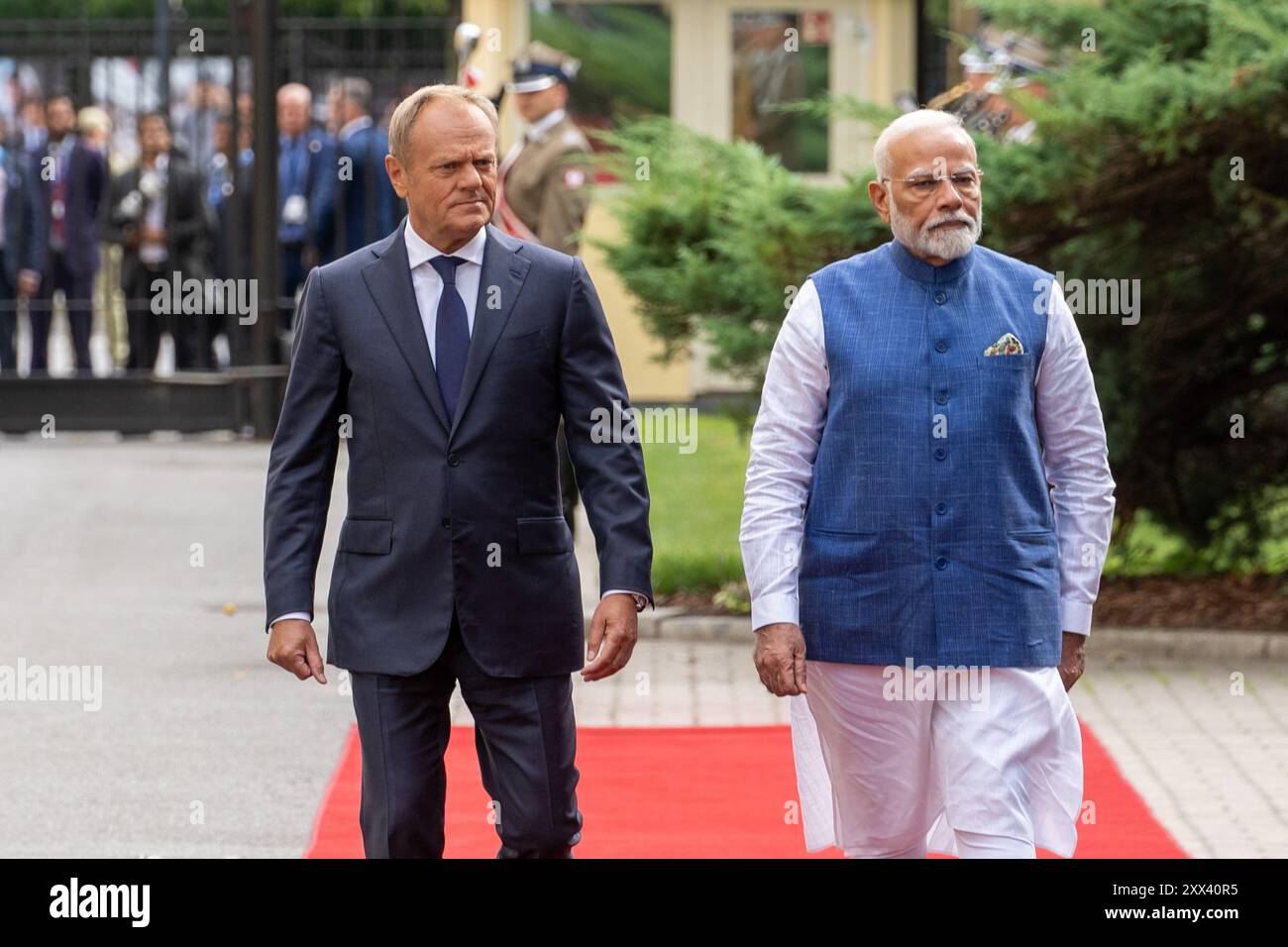 Varsovie, Pologne - 22 août 2024, le premier ministre polonais Donald Tusk accueille le premier ministre indien Narendra Modi pour des entretiens bilatéraux à la chancellerie polonaise de la rue Ujazdowska à Varsovie. Le 21 août 2024, à Varsovie, le premier ministre polonais Donald Tusk a officiellement accueilli le premier ministre indien Narendra Modi à la Chancellerie du premier ministre (KPRM). La cérémonie de salutation souligne un moment important dans le renforcement des liens diplomatiques entre la Pologne et l’Inde, en mettant l’accent sur une coopération accrue dans les domaines du commerce, de la technologie et de la stabilité régionale. Crédit : SOPA images Limited/Alamy Live News Banque D'Images