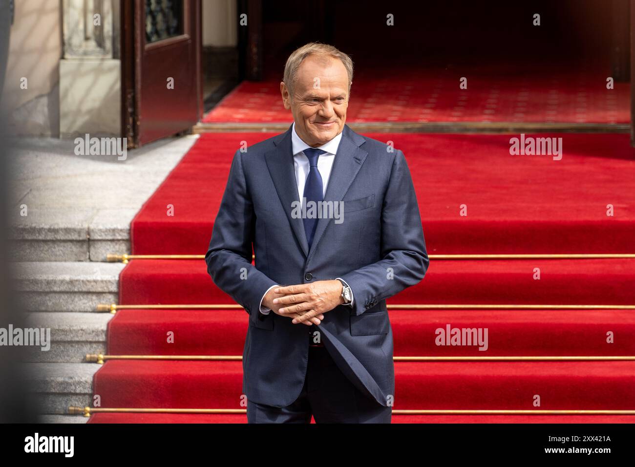 Le premier ministre polonais Donald Tusk attend l'arrivée du premier ministre indien Narendra Modi à la chancellerie du premier ministre sur l'avenue Ujazdowskie à Varsovie. Le 21 août 2024, à Varsovie, le premier ministre polonais Donald Tusk a officiellement accueilli le premier ministre indien Narendra Modi à la Chancellerie du premier ministre (KPRM). La cérémonie de salutation souligne un moment important dans le renforcement des liens diplomatiques entre la Pologne et l’Inde, en mettant l’accent sur une coopération accrue dans les domaines du commerce, de la technologie et de la stabilité régionale. La visite de Modi en Pologne précède sa visite prévue en Ukraine, où les discussions seront c Banque D'Images