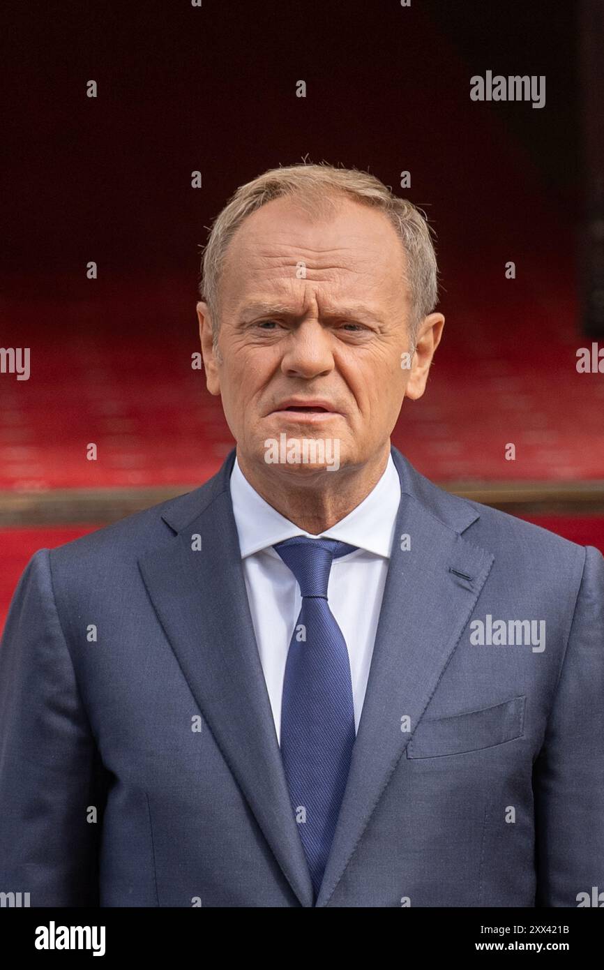 Le premier ministre polonais Donald Tusk attend l'arrivée du premier ministre indien Narendra Modi à la chancellerie du premier ministre sur l'avenue Ujazdowskie à Varsovie. Le 21 août 2024, à Varsovie, le premier ministre polonais Donald Tusk a officiellement accueilli le premier ministre indien Narendra Modi à la Chancellerie du premier ministre (KPRM). La cérémonie de salutation souligne un moment important dans le renforcement des liens diplomatiques entre la Pologne et l’Inde, en mettant l’accent sur une coopération accrue dans les domaines du commerce, de la technologie et de la stabilité régionale. La visite de Modi en Pologne précède sa visite prévue en Ukraine, où les discussions seront c Banque D'Images