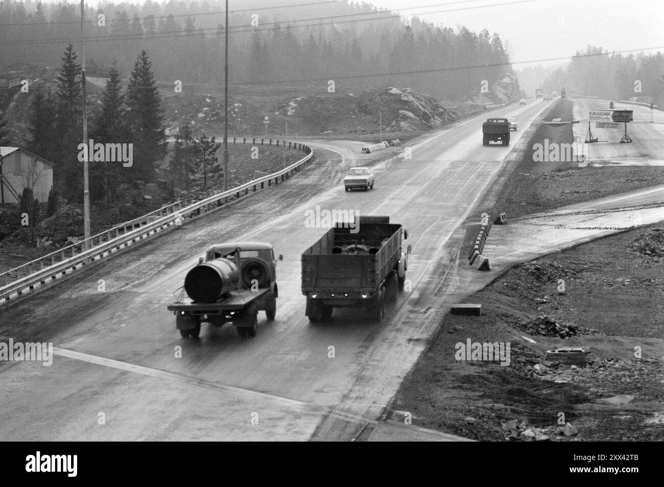 Current 49-5-1970 : piège à mort animale. Mosseveien est devenu la route du sang dans la langue vernaculaire. Les automobilistes poussèrent un soupir de soulagement lorsqu'une nouvelle autoroute soulagea les vieux virages étroits. Mais puis les rapports d'accident ont commencé à arriver. Un camion passe devant un autre camion, tandis qu'une voiture particulière s'approche. La route est en fait une route à deux voies, mais est largement utilisée comme route à quatre voies. Photo : Sverre A. Børretzen / Aktuell / N TB ***la photo n'est pas traitée*** le texte de cette image est traduit automatiquement Banque D'Images