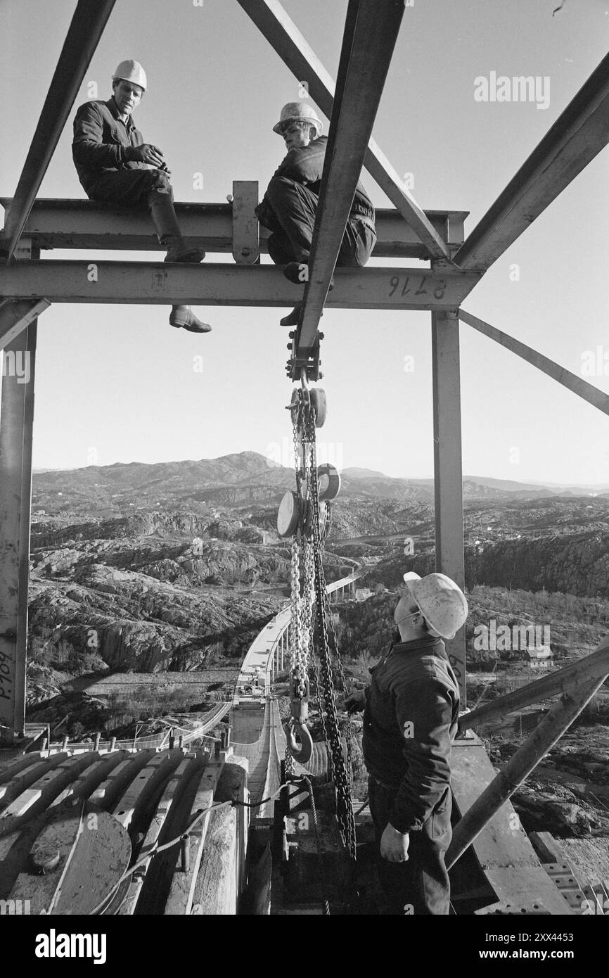 Réel 48-6-1970 : sur Strile-Land. Dans un an, 10 000 stril sur les îles de Store et Lille Sotra avec leurs environ 250 kilomètres carrés seront enclavés avecBergen. Les résidents de Sotra attendent ce jour avec impatience. Le pont Sotra prend forme. De nombreux équipements doivent être en place pour gérer la manipulation du câble lourd. Photo : Sverre A. Børretzen / Aktuell / NTB ***la photo n'est pas traitée*** le texte de cette image est traduit automatiquement Banque D'Images