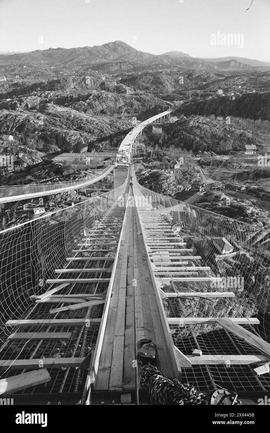 Réel 48-6-1970 : sur Strile-Land. Dans un an, 10 000 stril sur les îles de Store et Lille Sotra avec leurs environ 250 kilomètres carrés seront enclavés avecBergen. Les résidents de Sotra attendent ce jour avec impatience. Le pont Sotra prend forme. Photo : Sverre A. Børretzen / Aktuell / NTB ***la photo n'est pas traitée*** le texte de cette image est traduit automatiquement Banque D'Images