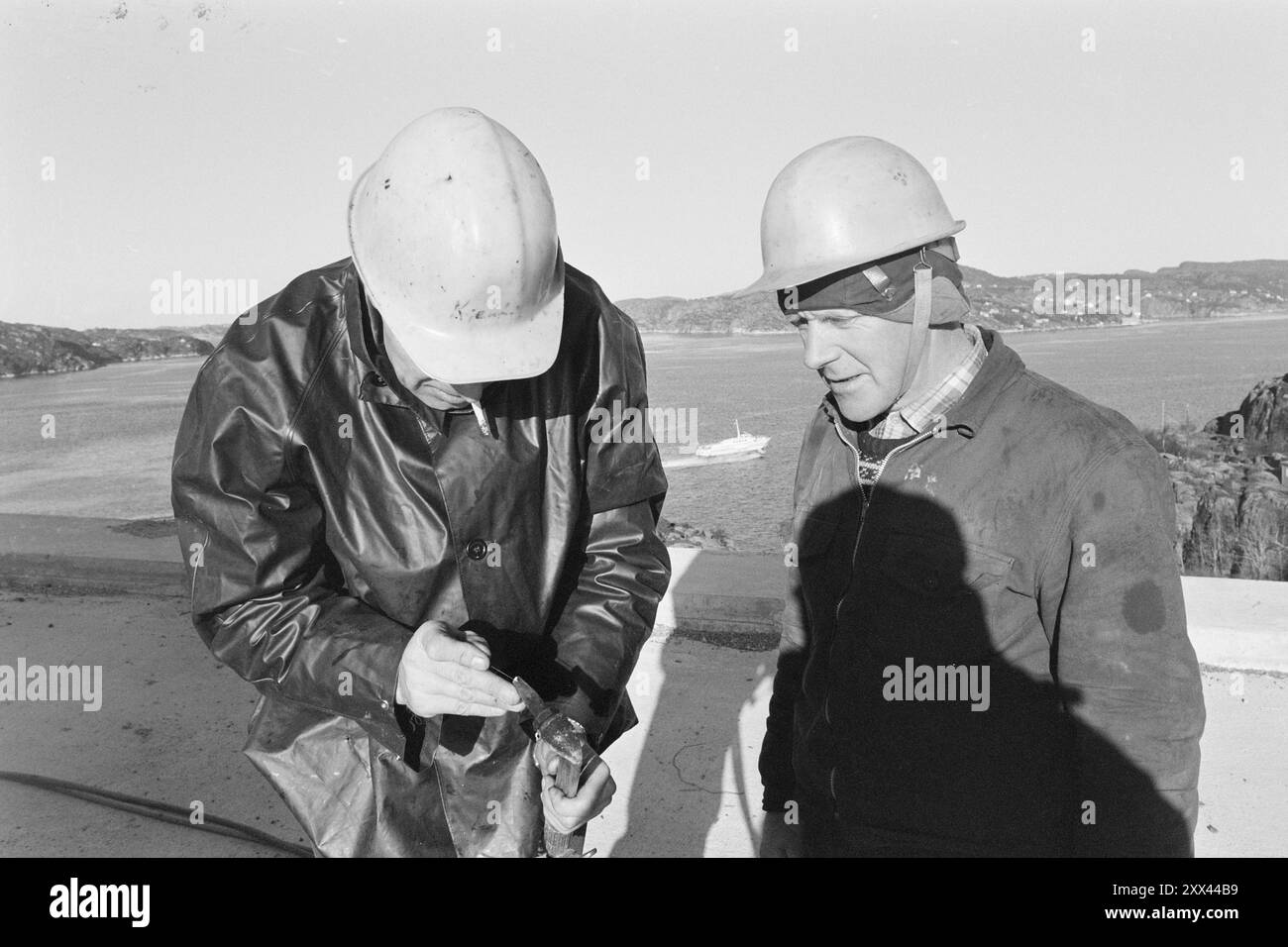 Réel 48-6-1970 : sur Strile-Land. Dans un an, 10 000 stril sur les îles de Store et Lille Sotra avec leurs environ 250 kilomètres carrés seront enclavés avecBergen. Les résidents de Sotra attendent ce jour avec impatience. Le pont Sotra prend forme. Overmount John Egeberg, à droite, est un vétéran de la construction de ponts. Il a notamment participé à la construction des ponts suivants : Breviksbrua, Tjeldsundbrua et Sundfloen. Photo : Sverre A. Børretzen / Aktuell / NTB ***la photo n'est pas traitée*** le texte de cette image est traduit automatiquement Banque D'Images