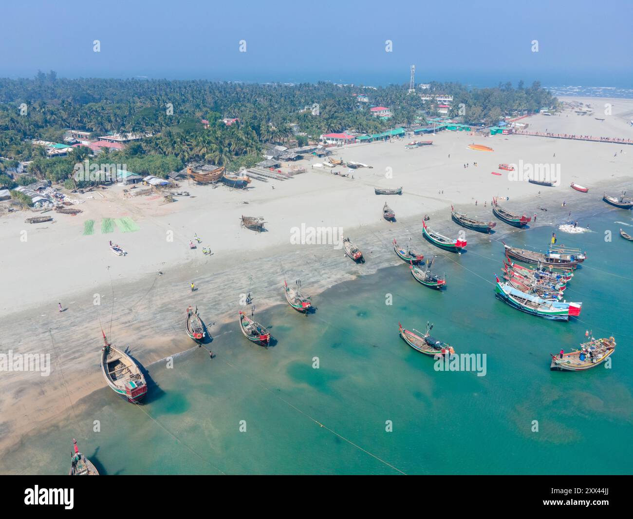 Vue aérienne de la jetée de l'île de Saint Martin avec un navire à passagers touristique et des chalutiers de pêche, Bangladesh Banque D'Images