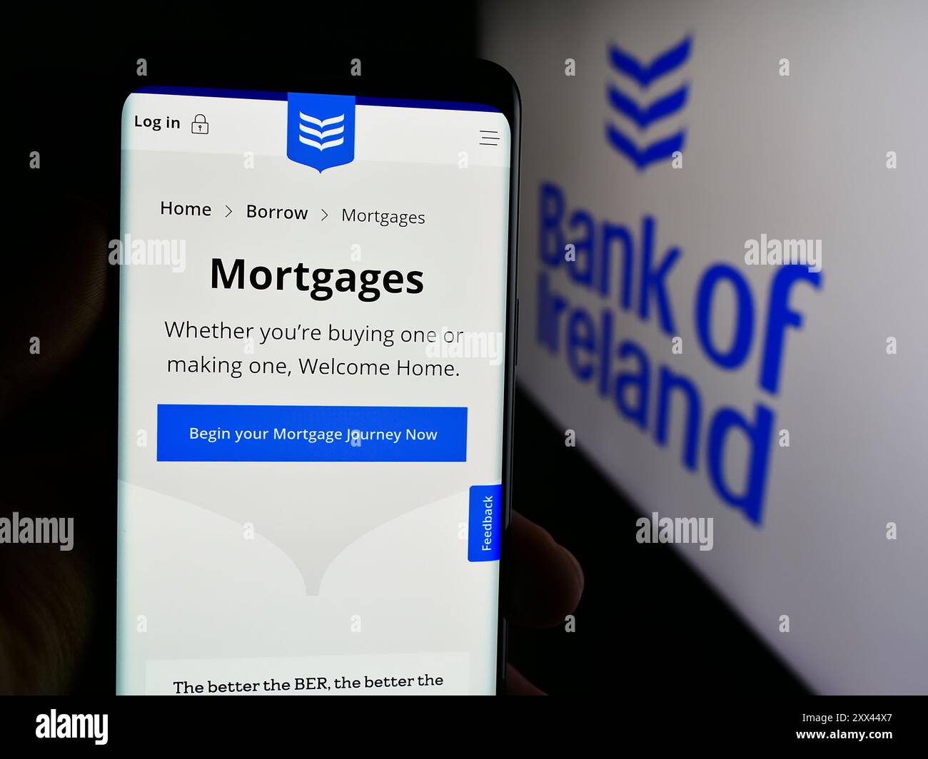 Personne tenant le téléphone portable avec la page Web de la société financière irlandaise Bank of Ireland Group plc devant le logo. Concentrez-vous sur le centre de l'écran du téléphone. Banque D'Images