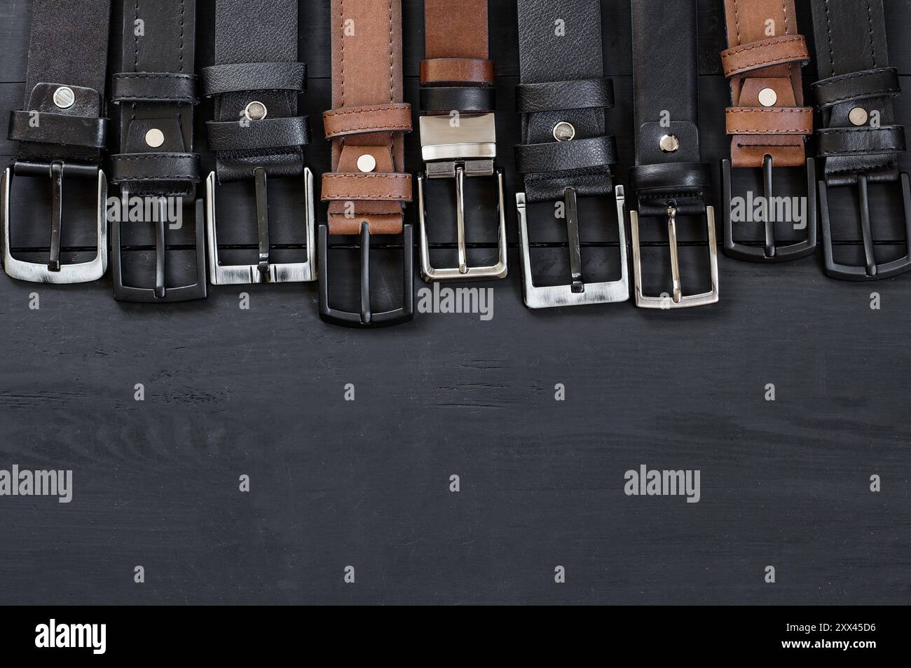Concept de ceintures en cuir véritable et faux cuir, cuir marron et noir pour pantalon en denim, lin ou velours côtelé, ceinture élégante Banque D'Images