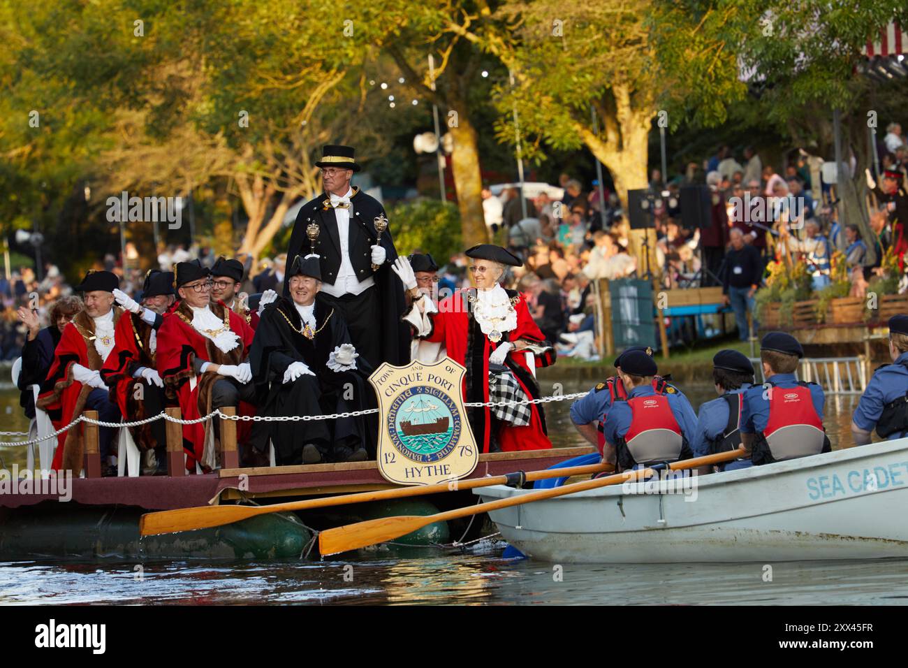 Les maires des Cinque ports mènent la parade flottante à la Fête vénitienne Hythe. Défilent de chars décorés le long du canal militaire royal à Hythe Kent, Royaume-Uni, le 21 août 2024. Banque D'Images