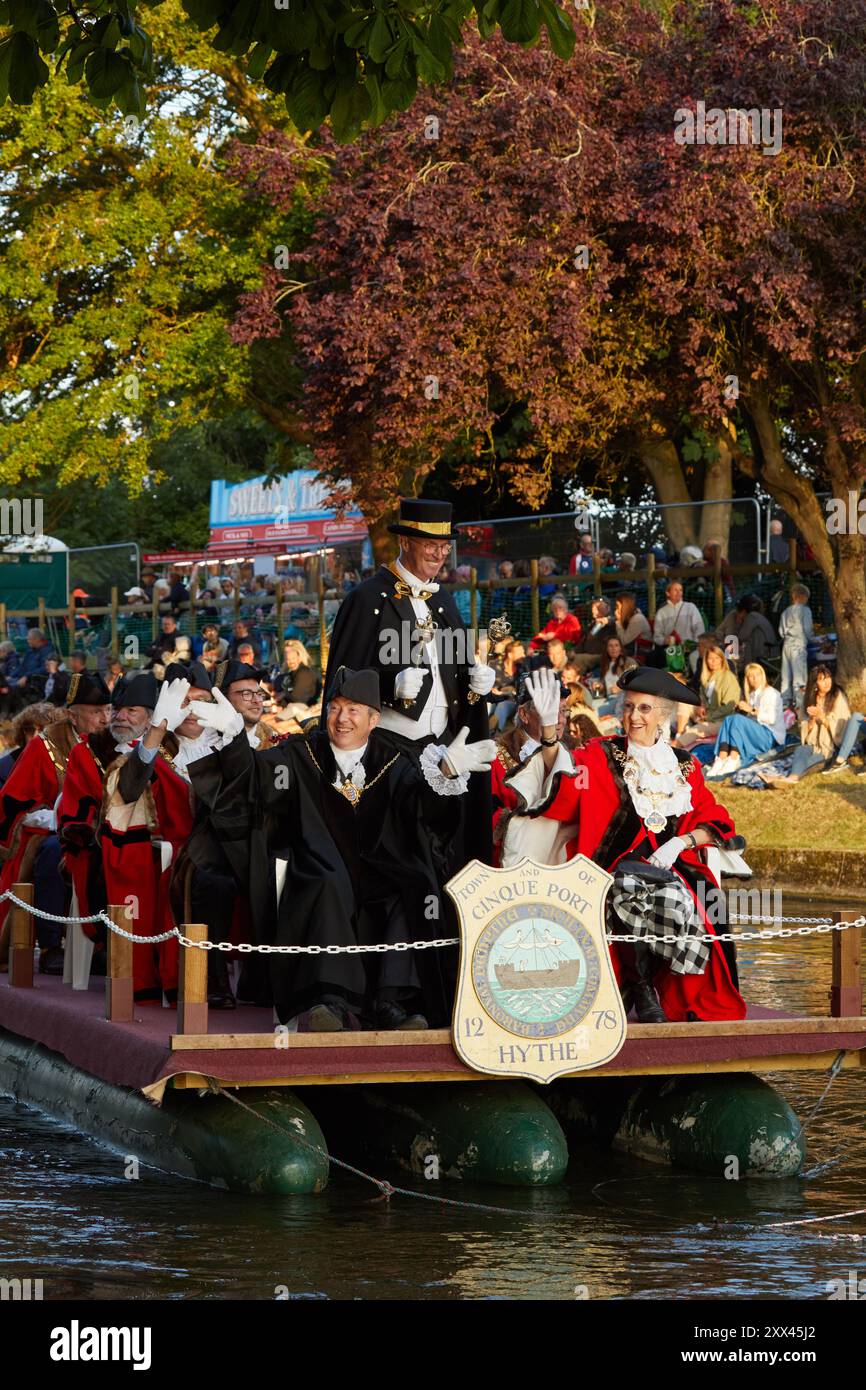 Les maires des Cinque ports mènent la parade flottante à la Fête vénitienne Hythe. Défilent de chars décorés le long du canal militaire royal à Hythe Kent, Royaume-Uni, le 21 août 2024. Banque D'Images