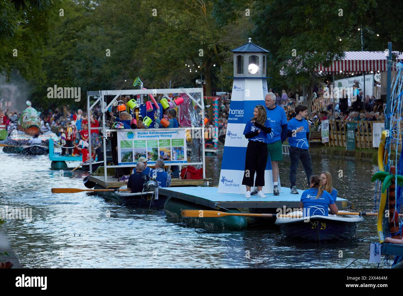 Un cortège de bateaux décorés et de barges forme un défilé flottant le long du canal militaire royal à Hythe Kent, Royaume-Uni, le 21 août 2024. Banque D'Images