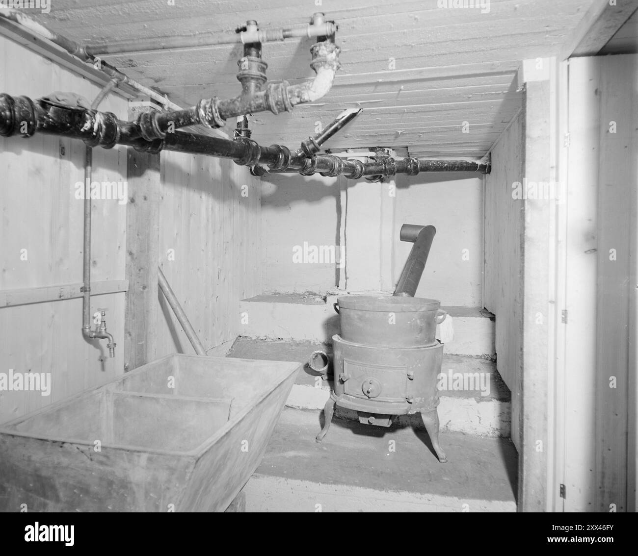 Courant 1949 : la maison Selvaag, succès ou échec. La maison Selvaag à Holtet à Oslo est un exemple qu’elle peut être construite plus rapidement et moins cher que ce qui était courant en 1949 si l’on ne change que les exigences de qualité applicables. Les gens font un pèlerinage à Holtet pour regarder la maison jumelée. -Les toilettes sont la seule chose qui est partagée pour les deux appartements. Il est petit et simple équipé du plus nécessaire, mais semble pratique et fin. Derrière le quai- il y a de la place pour le bois de chauffage dans la casserole. Photo ; actuelle / NTB ***PHOTO NON TRAITÉE*** le texte de cette image est Banque D'Images